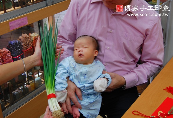 吳寶寶(新北永和區到府嬰兒寶寶滿月剃頭理髮、免費到府嬰兒剃胎毛儀式吉祥話)。到府剃頭剃胎毛主持、專業拍照、DVD光碟、證書。★購買「臍帶章、肚臍章、胎毛筆刷印章」贈送：剃頭、收涎、抓周，三選一。2015.10.25 照片11